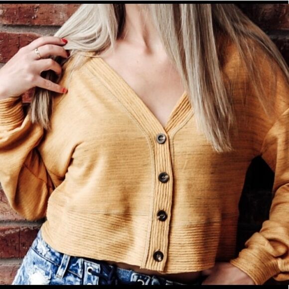 Cropped Button Front V Neck Top - Picture 10 of 16